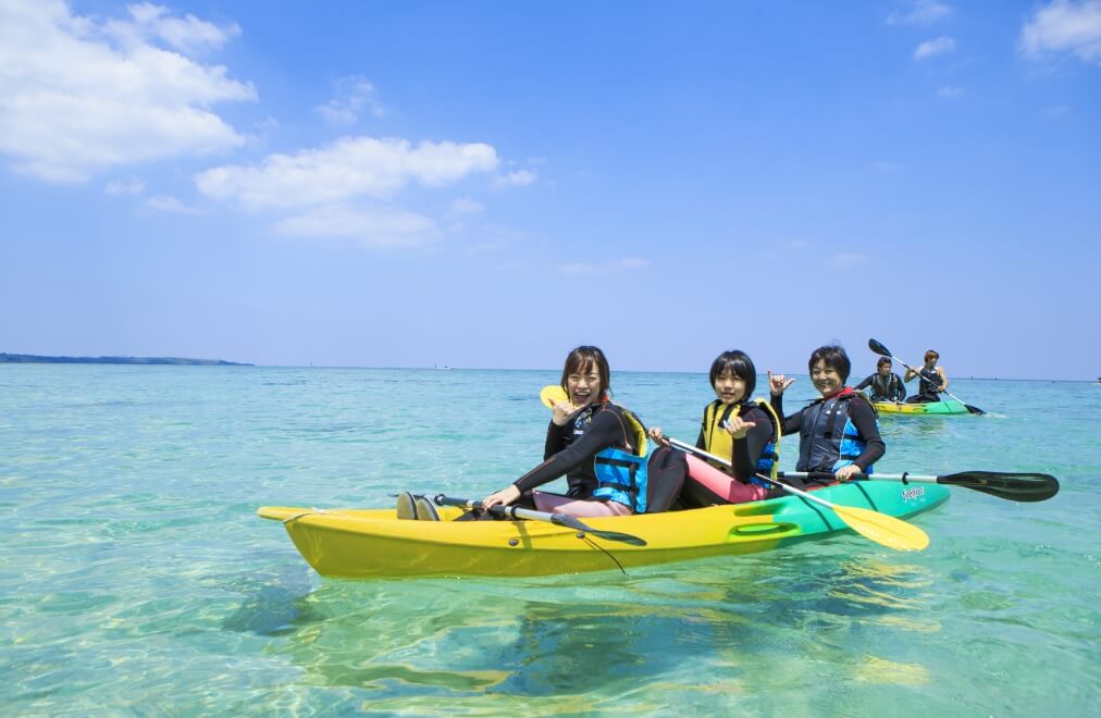 コバルトブルーの海をカヤックでお散歩。